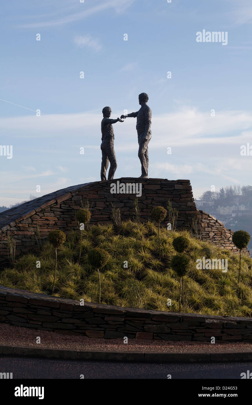 Hände über die Kluft Bronze Skulptur von Maurice Harron Derry Londonderry Northern Ireland Stockfoto