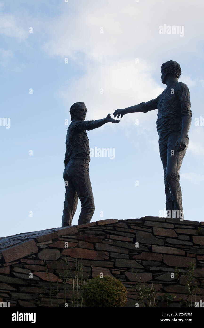 Hände über die Kluft Skulptur von Maurice Harron Derry Londonderry Northern Ireland Stockfoto