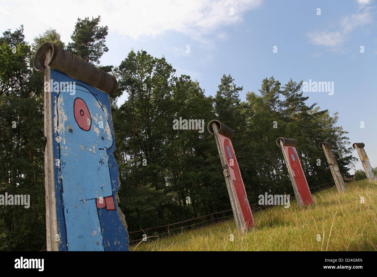 Sosnowka, Polen, Stücke der Berliner Mauer mit Entwürfen von Thierry Noir Stockfoto