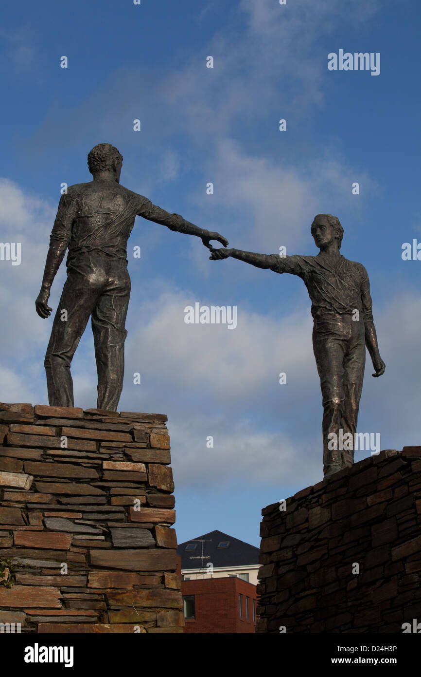 Hände über die Kluft Bronze Skulptur von Maurice Harron Derry Londonderry Northern Ireland Stockfoto