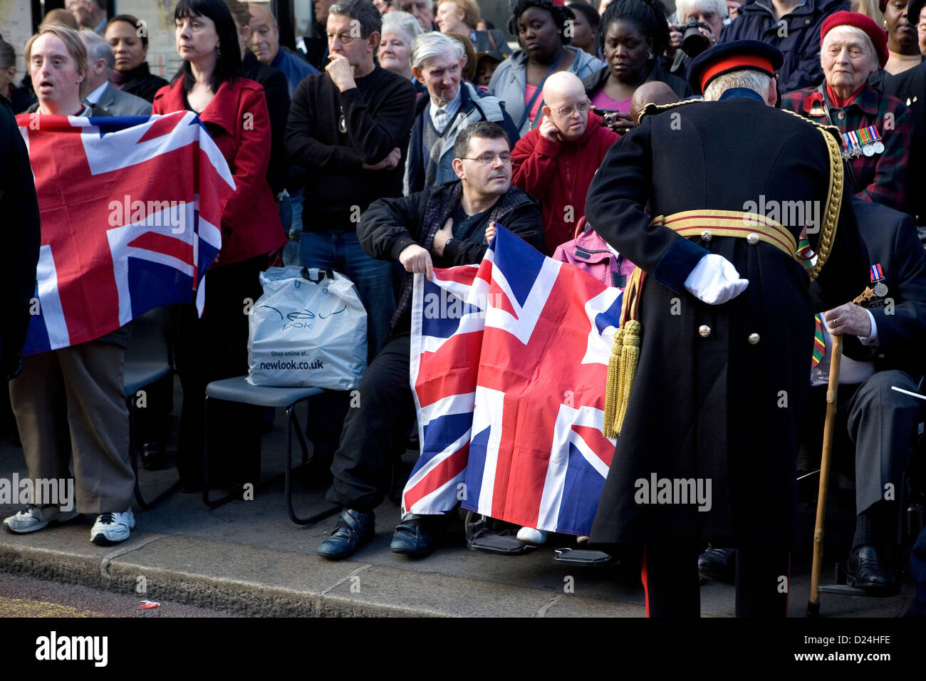 Massen winken Union Jack-Flaggen auf der Willkommen Zuhause Parade der britischen Truppen zurück aus Afghanistan. Stockfoto