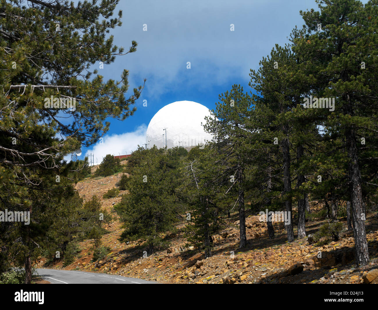 Olymp-Zypern weiße geodätische Kuppel der britischen Radaranlage am Gipfel  des Berges Stockfotografie - Alamy