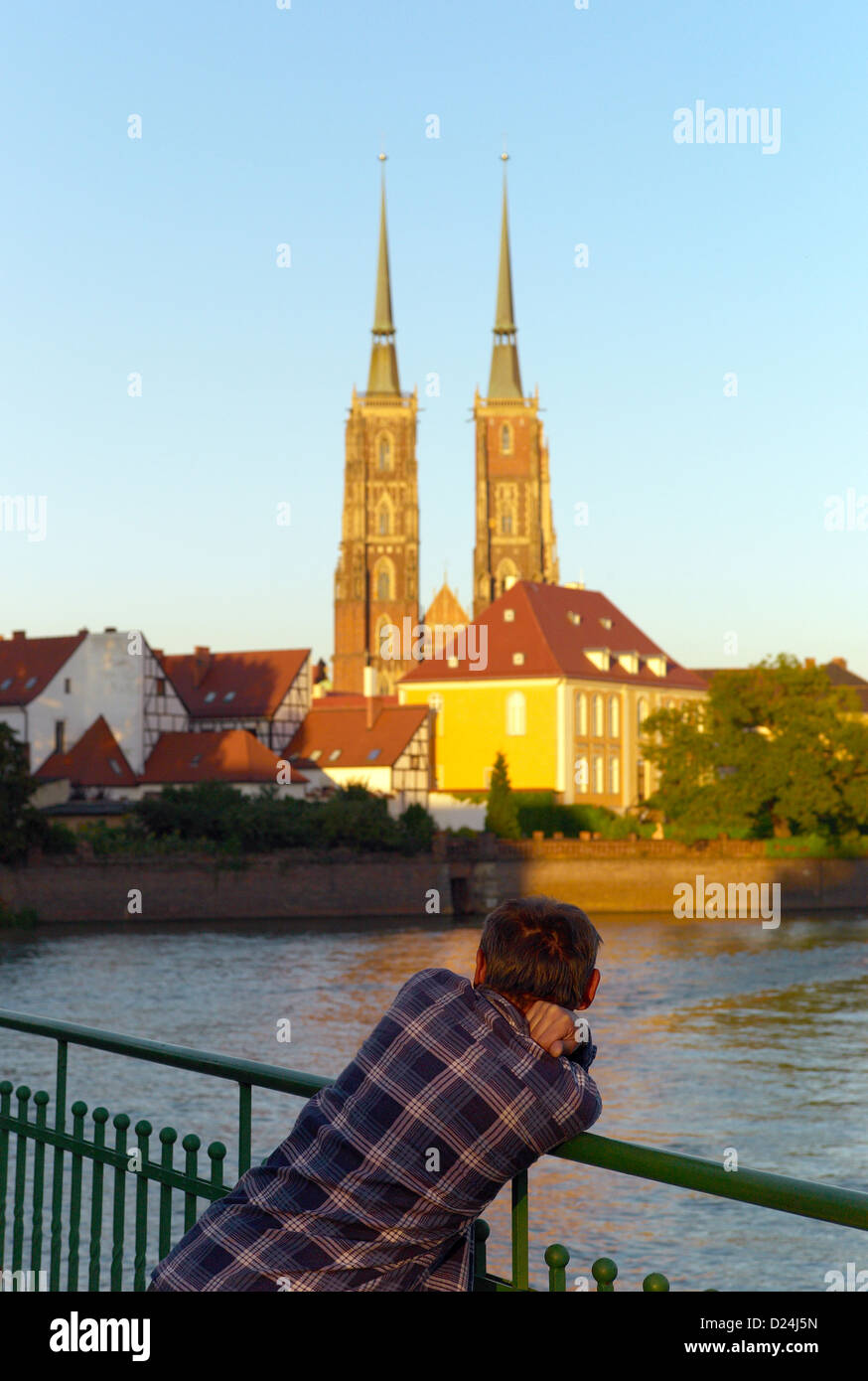 Wroclaw, Polen, oder der Mann schaut in die St.-Johannes-Kathedrale auf der Dominsel Stockfoto