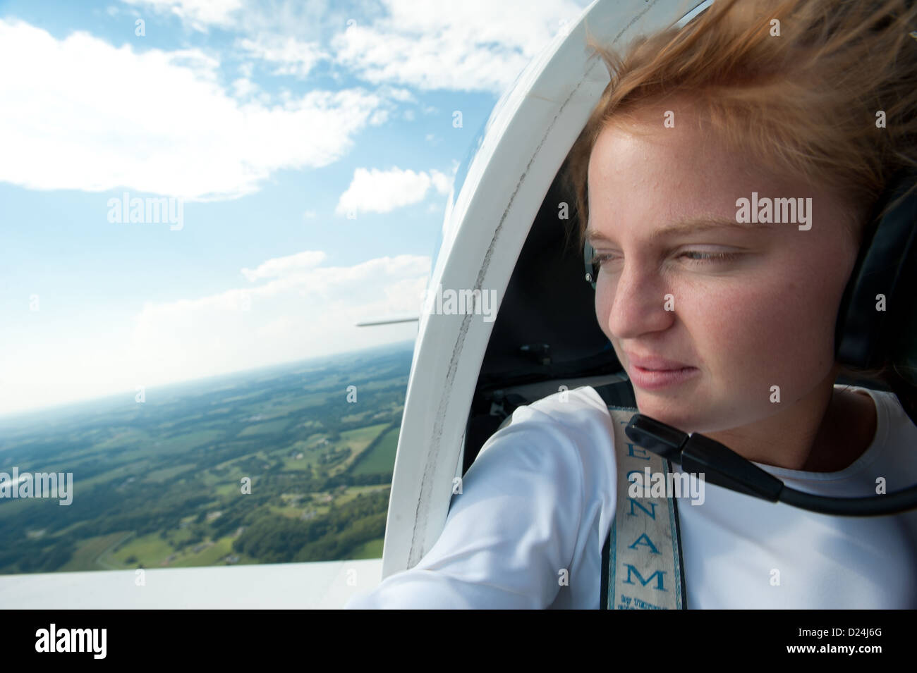 Frau-Co-Pilot in einem kleinen Flugzeug im Flug Stockfoto