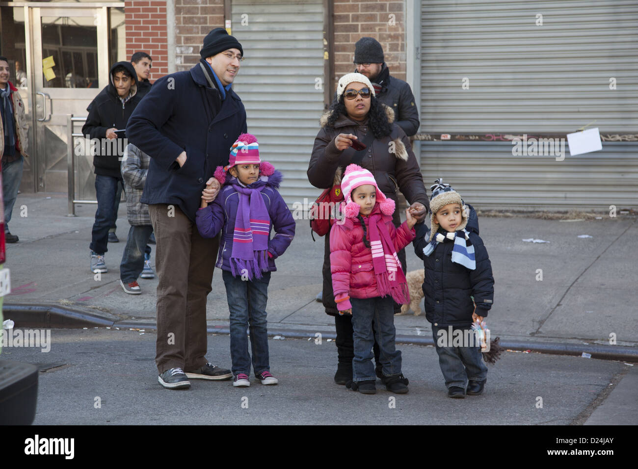 Anwohner und Arbeitnehmer sehen die 3 Könige Day Parade entlang der Graham Avenue im Abschnitt Williamsburg Brooklyn; NY. Stockfoto