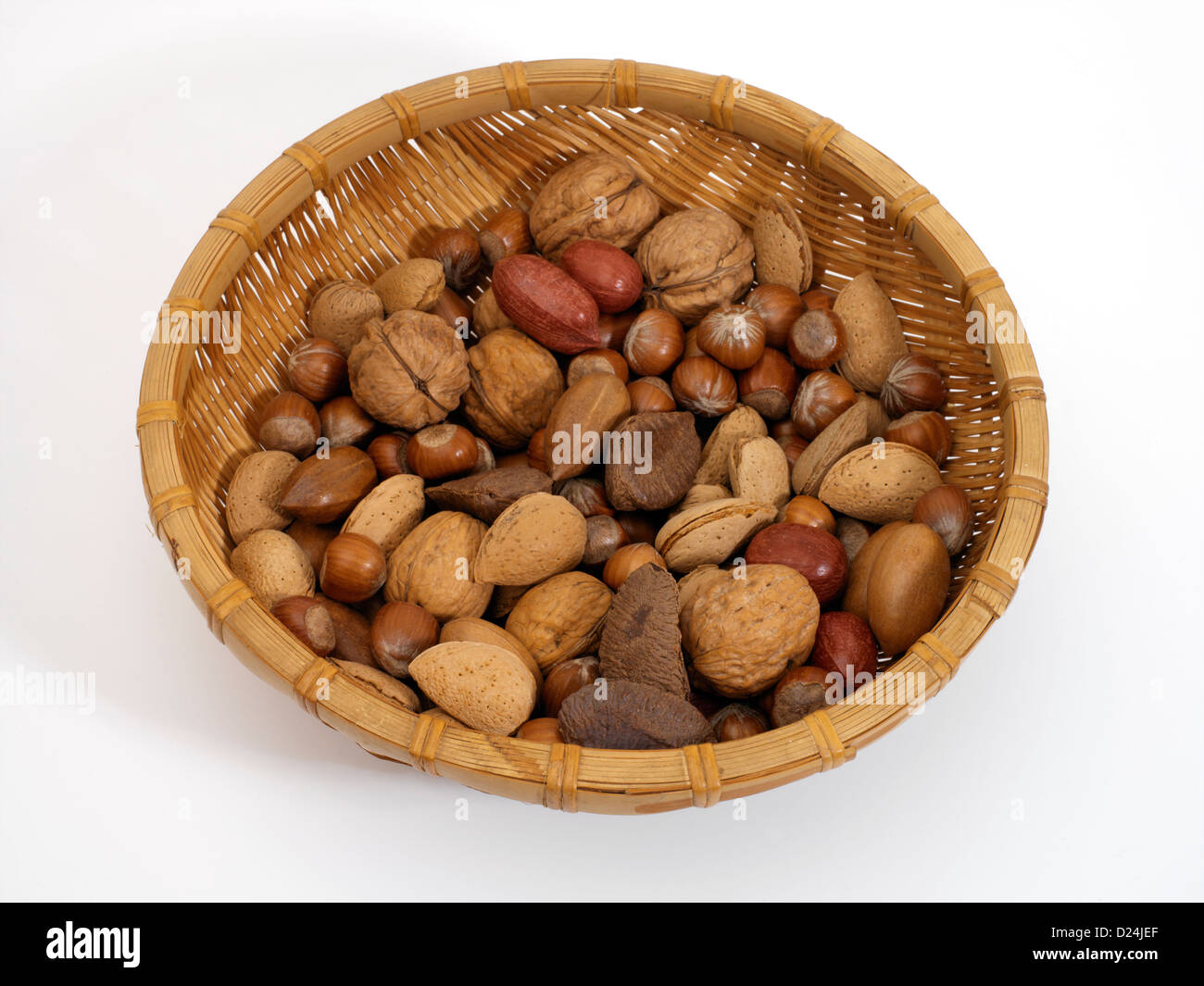 Gemischten Nüssen Walnüsse Pekannüsse Mandeln Haselnüsse und Paranüsse in einem Korb Stockfoto