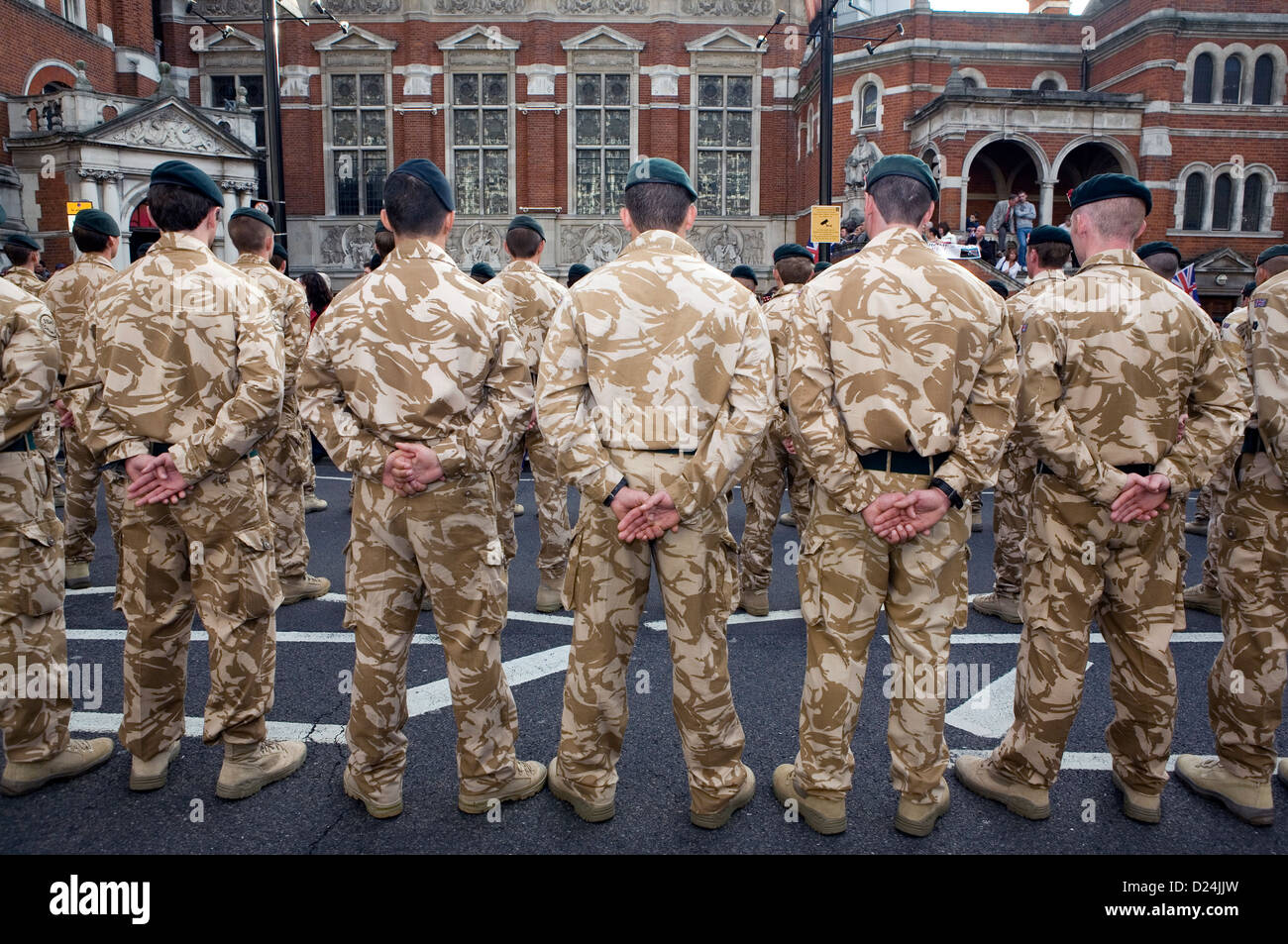 Die Rückseiten der eine Reihe von britischen Soldaten in Wüste Tarnung. Stockfoto