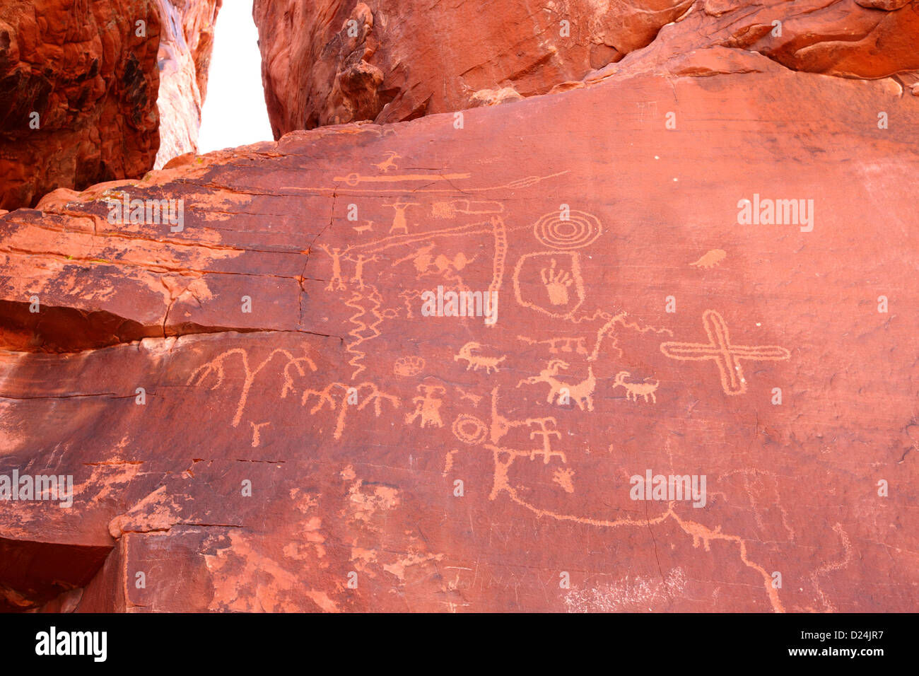 Petroglyphen auf Atlatl großen Felsen mit Speer Piktogramm oben auf das Foto-Tal der Feuer Staatspark Nevada, usa Stockfoto