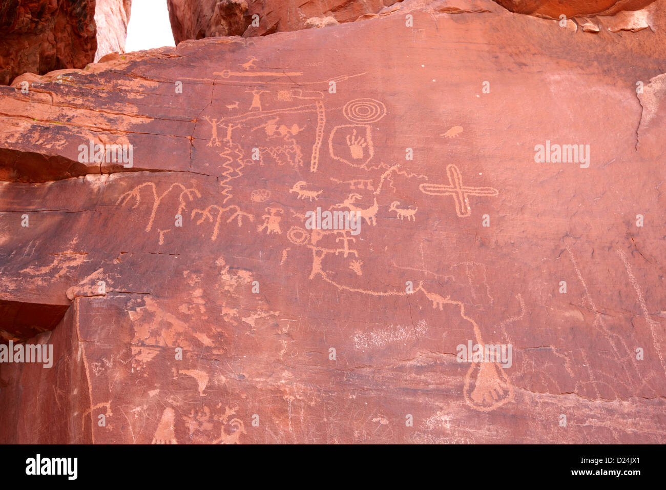 Petroglyphen auf Atlatl großen Felsen mit Speer Piktogramm oben auf das Foto-Tal der Feuer Staatspark Nevada, usa Stockfoto