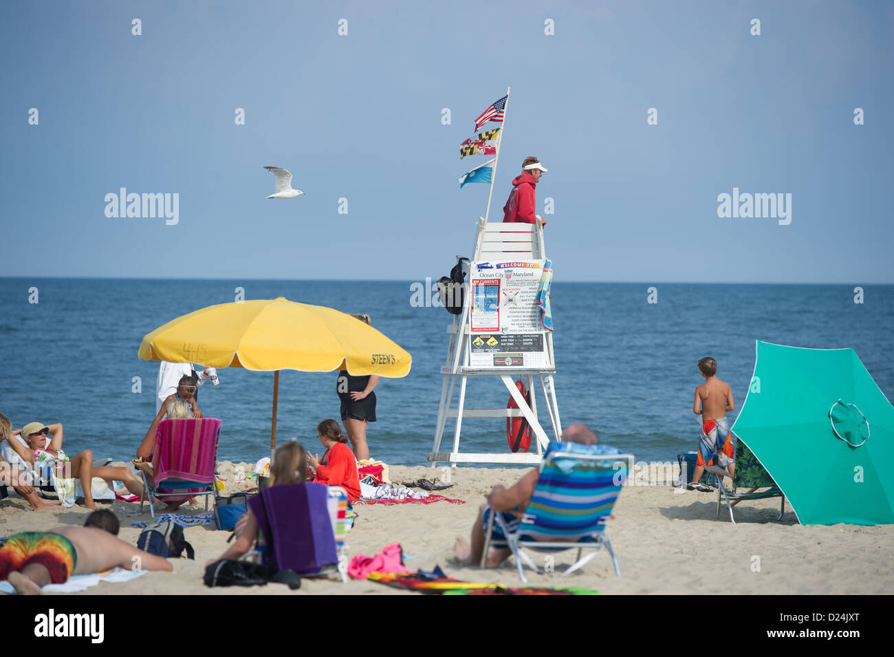 Bademeister Stand und Touristen am Strand auf Fenwick Island Stockfoto