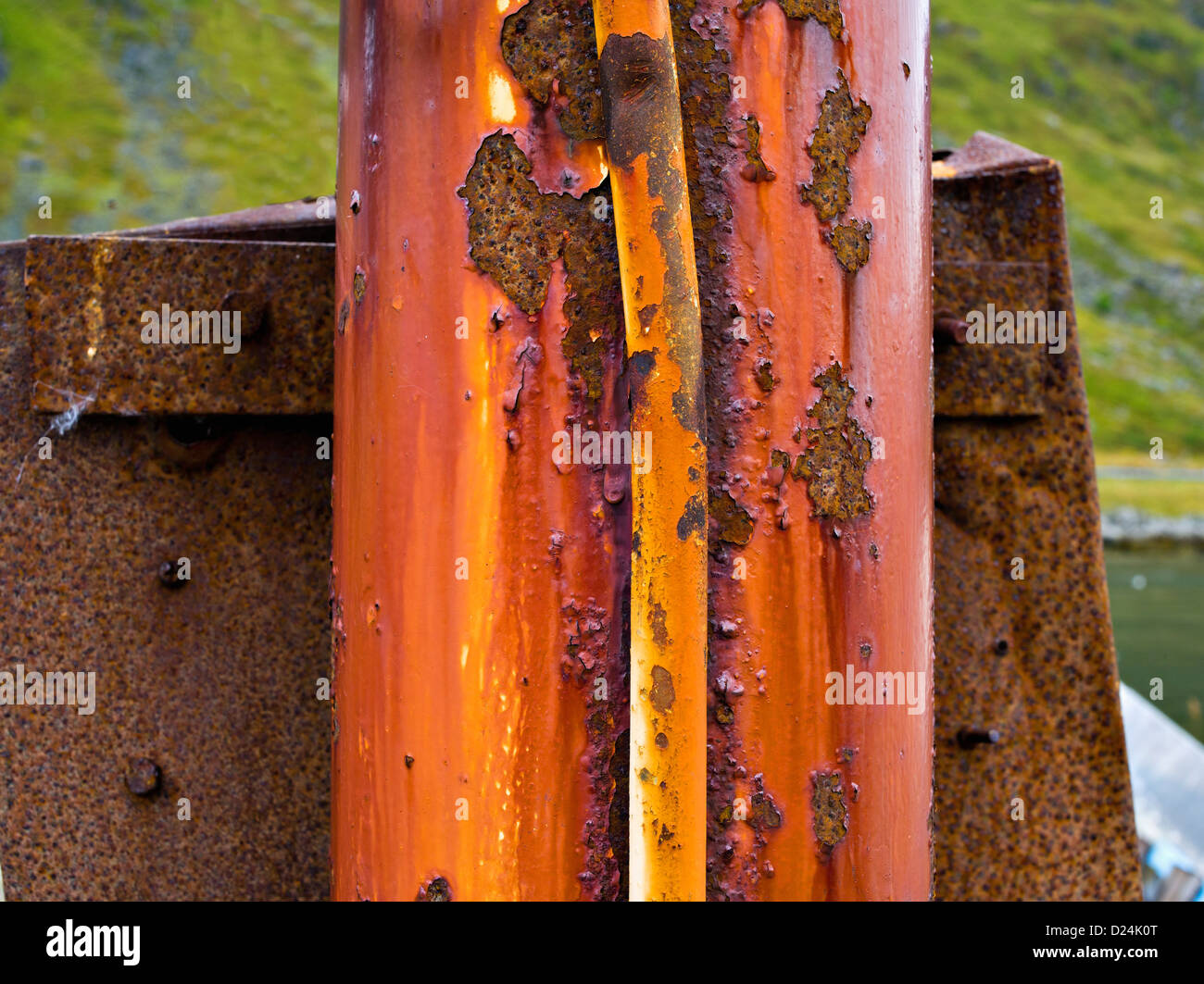 Industrielle abstrakt - Rohrleitungen in einer alten Werft in Ballstad, Lofoten, Nord-Norwegen Stockfoto