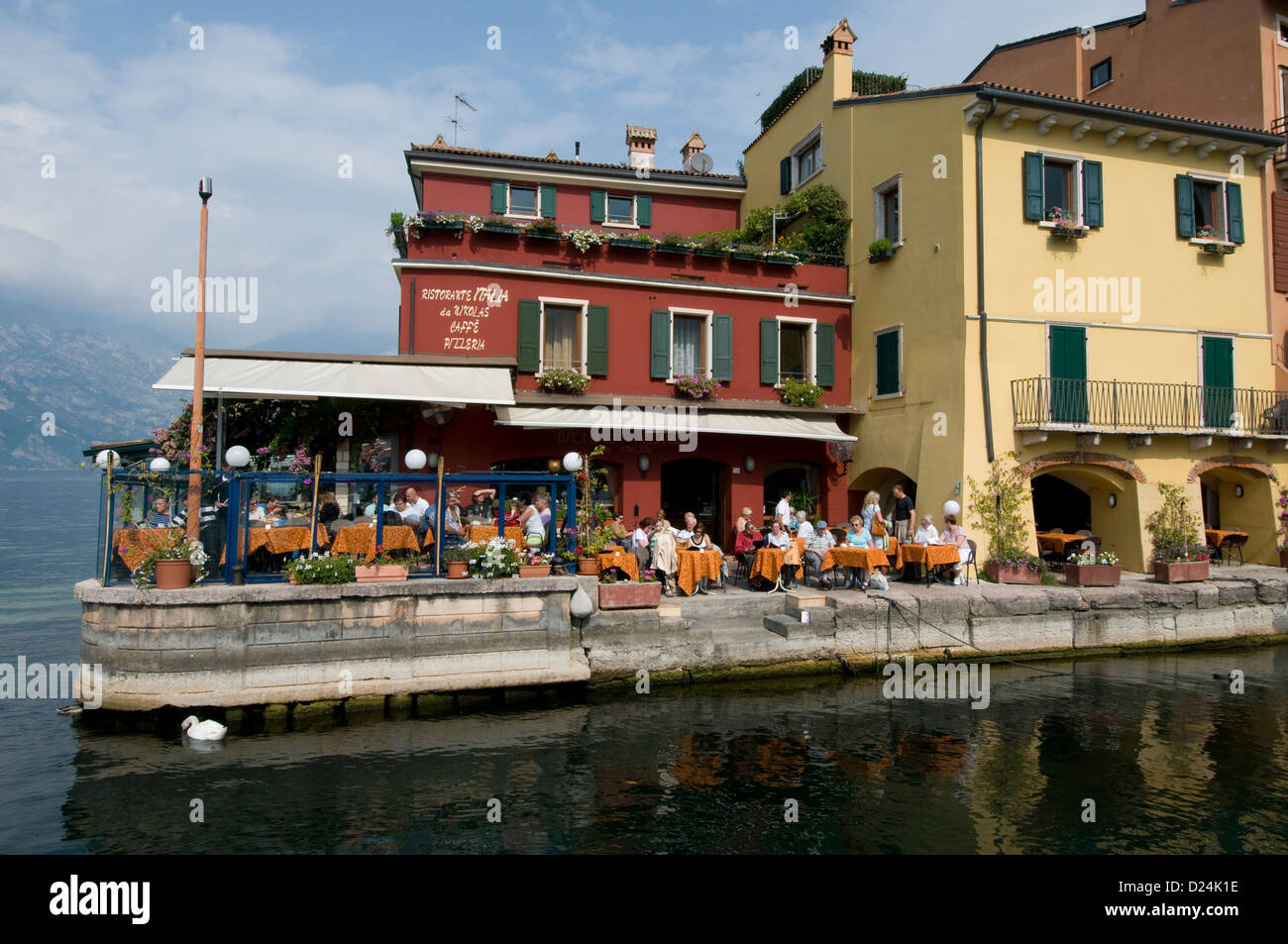 Piazza Marconi und Il porto d'inverno ( Hafen) Und Yachthafen in der mittelalterlichen Stadt Malcesine auf der ostufer des Gardasees in der Region Venetien Stockfoto