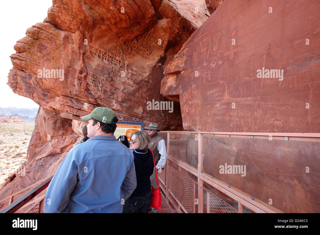 Touristen auf der Aussichtsplattform vor Petroglyphen auf Atlatl großen Felsen Tal des Feuers Staatspark Nevada, usa Stockfoto