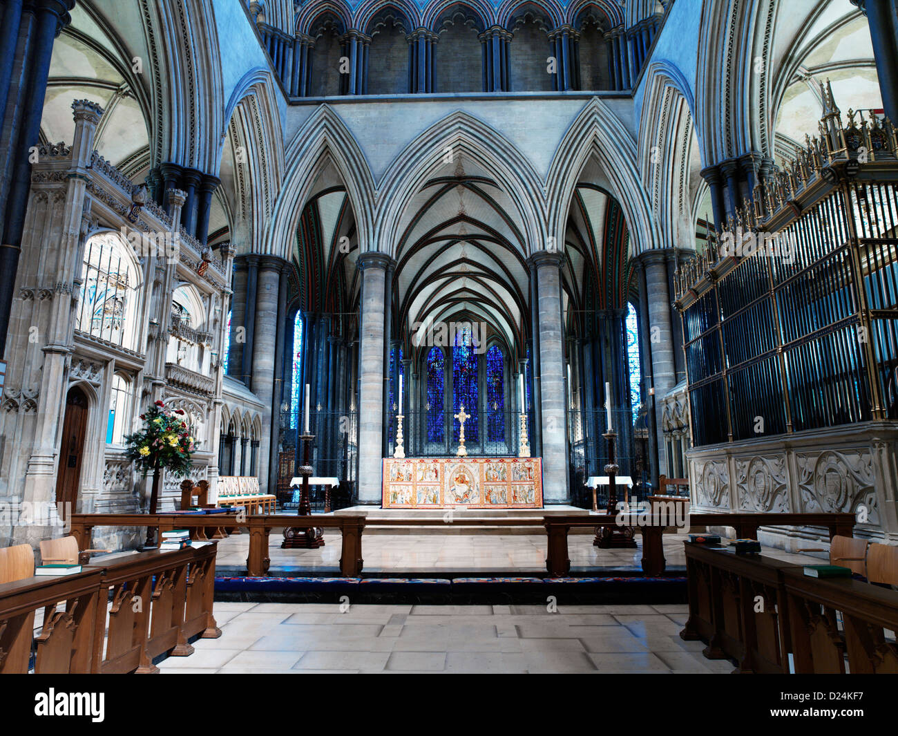 Salisbury Wiltshire England Salisbury Kathedrale Hochaltar und politische Gefangene Buntglasfenster Stockfoto