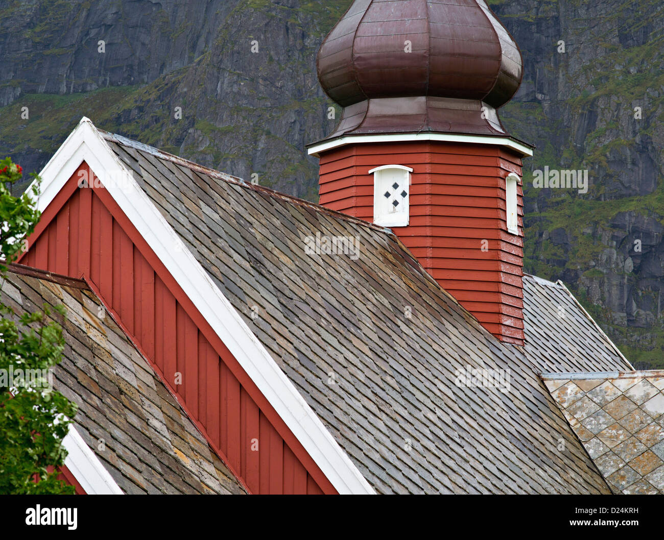 Osten europäisch anmutende Zwiebelturm Kirche am arktischen Flakstad, Lofoten, Norwegen Stockfoto
