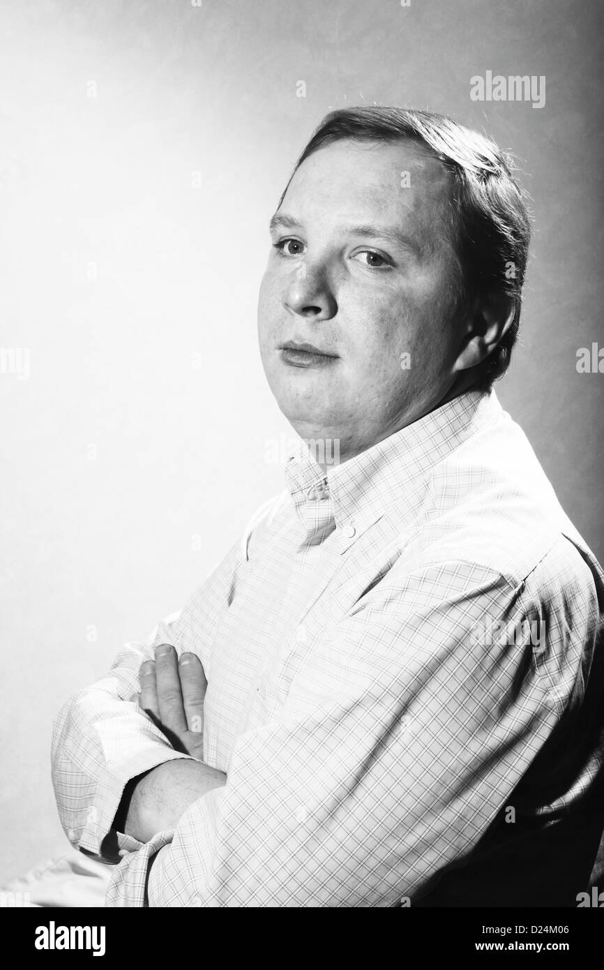 junger Mann mit verschränkten Armen Stockfoto