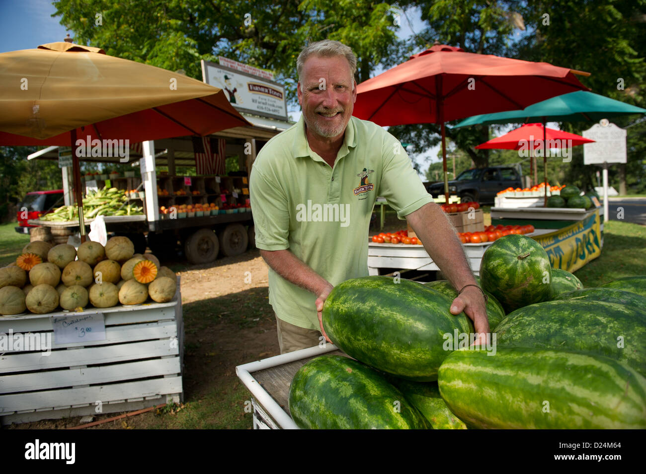 Landwirt Strumpf Wassermelonen auf seine Bauernmarkt Stockfoto