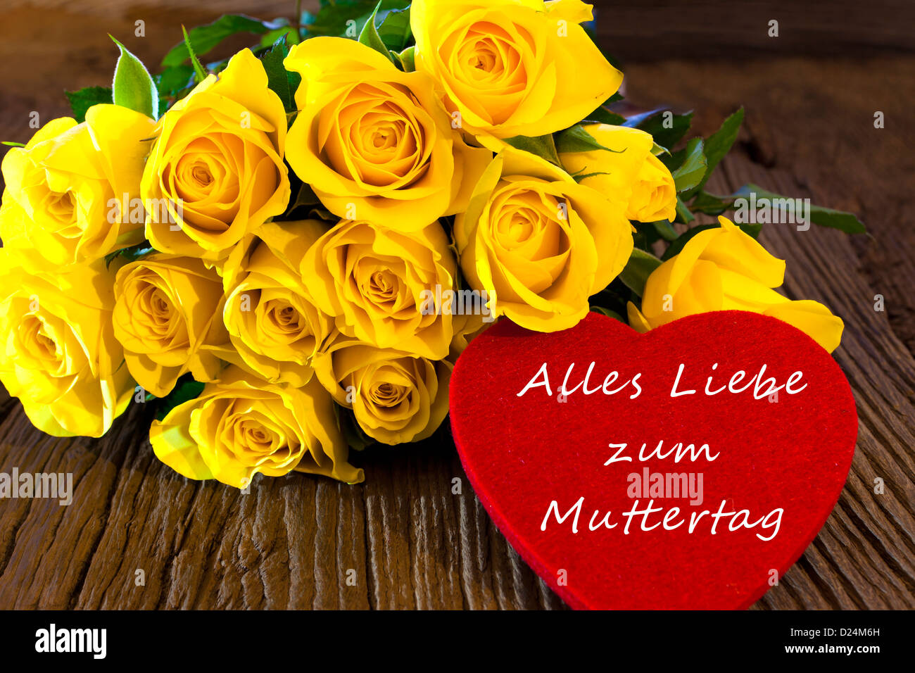 Gelbe Rosen mit einem roten Herzen gemacht aus Filz mit den Worten