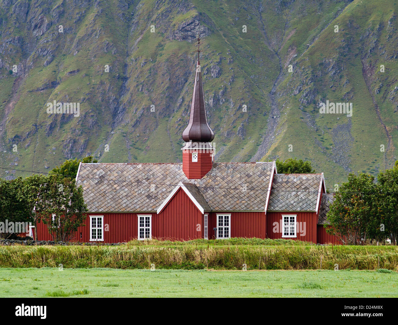 Osten europäisch anmutende Zwiebelturm Kirche am arktischen Flakstad, Lofoten, Norwegen Stockfoto