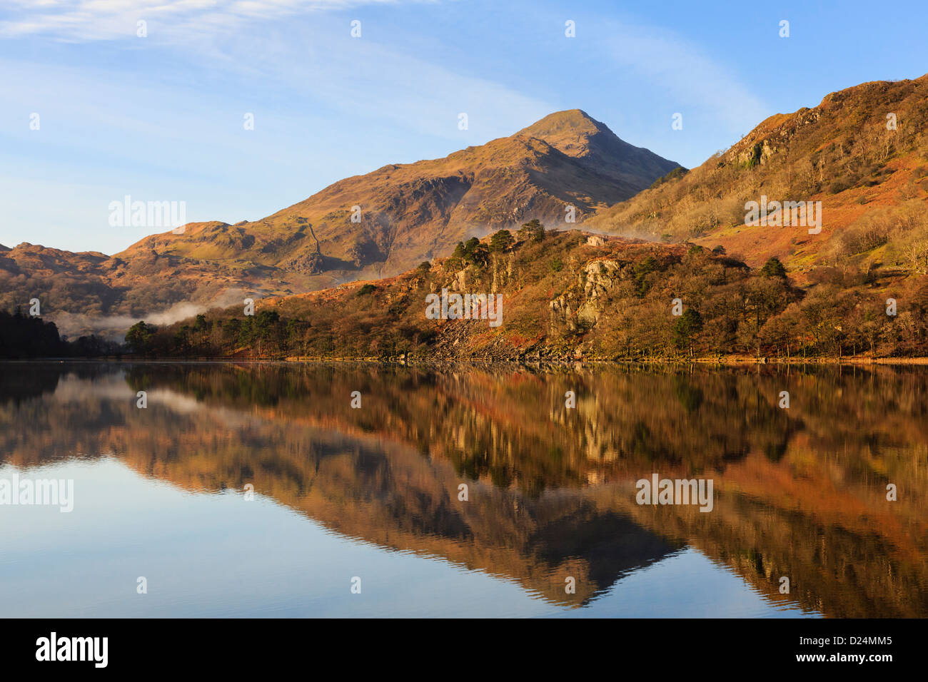 Yr Aran Berg spiegelt sich im ruhigen Wasser des Llyn Gwynant See in die Berge von Snowdonia National Park Nantgwynant North Wales UK Großbritannien Stockfoto