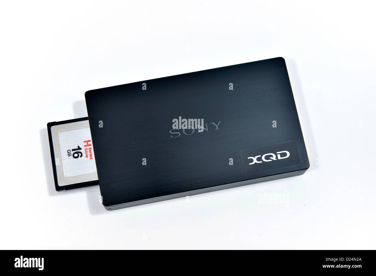 Sony XQD MRW-E80 Card Reader mit 16GB H Serie Speicherkarte auf weißem Hintergrund Stockfoto