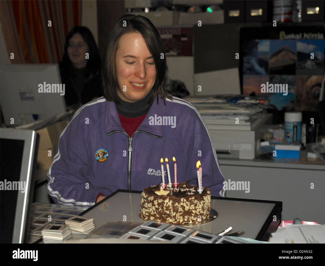Geburtstag im Büro mit Geburtstag Kuchen, Kerzen und Computer Stockfoto