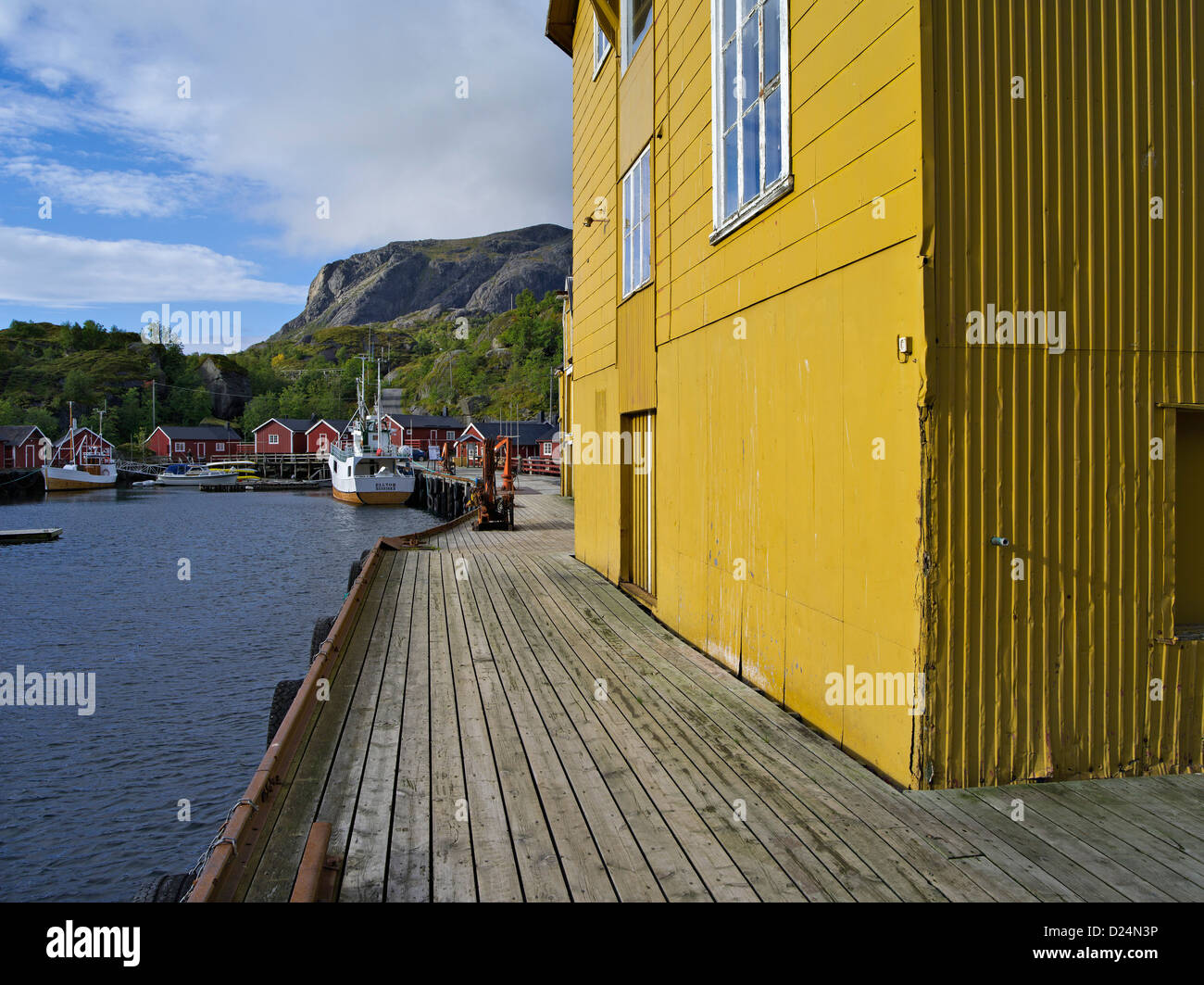 Kai-Seite Kabinen, speichert und wirft in dem Fischerdorf Nusfjord, Lofoten, arktische Norwegen Stockfoto