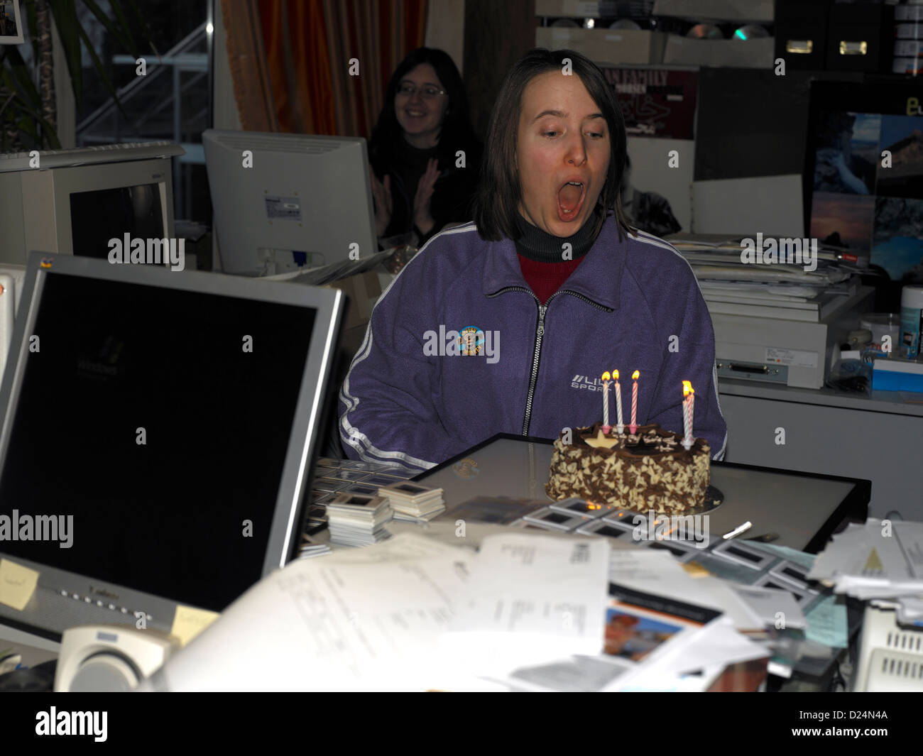 Geburtstag im Büro mit Geburtstag Kuchen, Kerzen und Computer Stockfoto