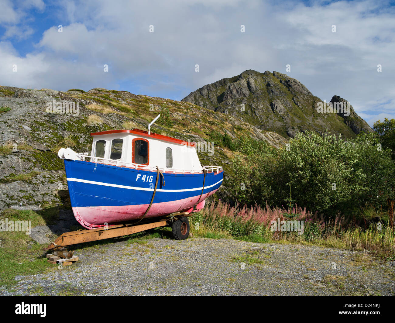 Hübsches kleines Boot auf einem Anhänger am Sund, Lofoten, arktische Norwegen Stockfoto