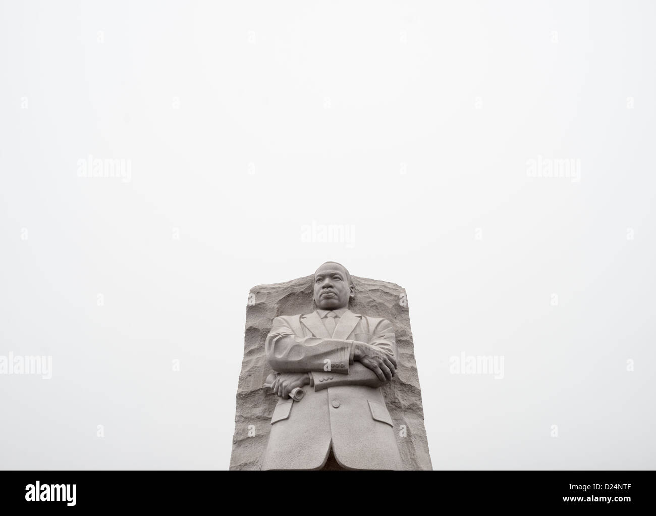 Martin Luther King Memorial Statue Washington DC // die zentrale Statue am Martin Luther King Memorial am Ufer des Tidal Basin in Washington DC an einem kalten, nebeligen Wintermorgen. Stockfoto