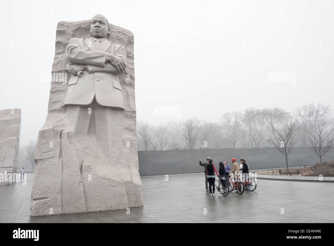 Martin Luther King Memorial Touristen Washington DC // Ein Ranger informiert eine Gruppe von Touristen im Martin Luther King Memorial am Ufer des Tidal Basin in Washington DC an einem kalten, nebeligen Wintermorgen. Stockfoto