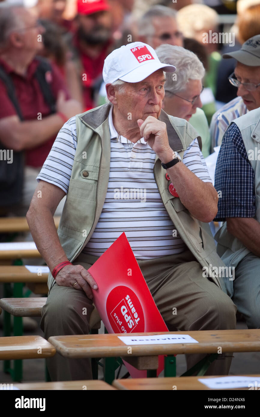 Hannover, Deutschland, ein älterer Mann mit dem Plakat 60 Plus SPD-teams Stockfoto