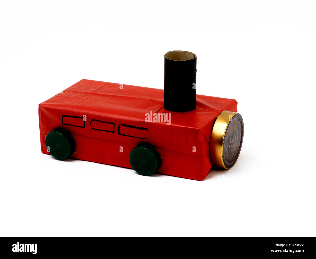 Hergestellt aus recyceltem Tissue Box Toilettenrolle Milch Tops und einem Jar Deckel Spielzeugeisenbahn Stockfoto