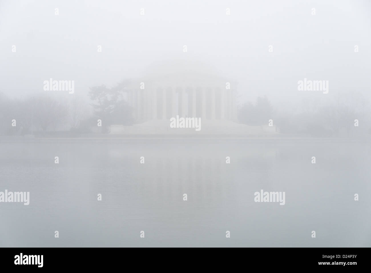 WASHINGTON DC, USA - Das Jefferson Memorial in einem dichten Nebel über dem Tidal Basin an einem kalten Wintertag in Washington DC. Stockfoto