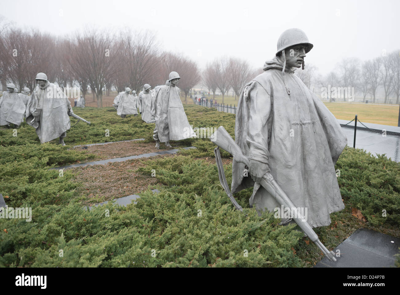 Korean war Veterans Memorial Statuen Washington DC // WASHINGTON DC – das Korean war Veterans Memorial steht im Winter in Washington DC im Morgennebel. Das 1995 geweihte Denkmal zeigt 19 Edelstahlstatuen, die eine Streifeneinheit darstellen, jede etwa 1,5 Meter hoch. Es befindet sich an der National Mall in der Nähe des Lincoln Memorial und ehrt die fast 5,8 Millionen Amerikaner, die im Koreakrieg (1950–1953) gedient haben. Das Denkmal umfasst auch eine Wandmauer mit Bildern von Truppen, die die Frontlinien unterstützten, und einen Pool of Remembrance, der Besucher zum Reflektieren einlädt Stockfoto