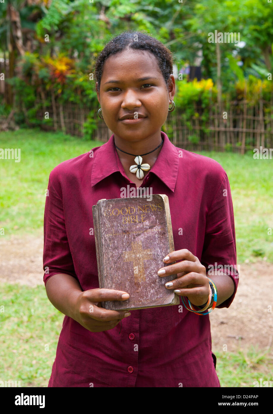 Teenager halten eine Bibel, Trobriand Insel, Papua New Guinea Stockfoto