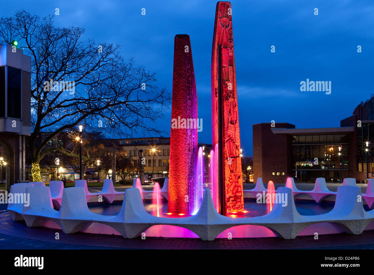 Centennial Square und Brunnen beleuchtet für Weihnachten Jahreszeit.-Victoria, British Columbia, Kanada. Stockfoto