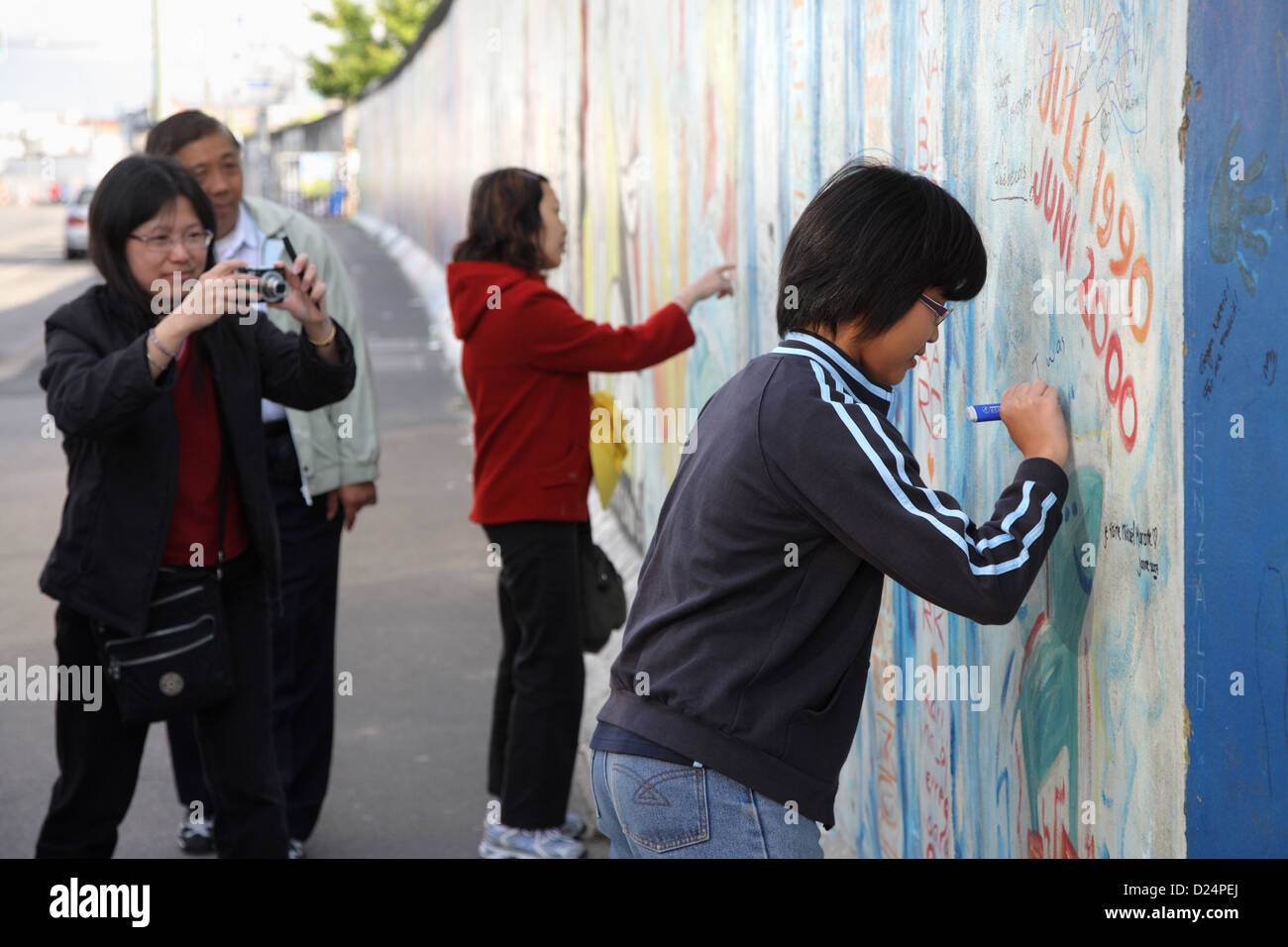 Berlin, Deutschland, asiatischen Besucher an der East Side Gallery Stockfoto