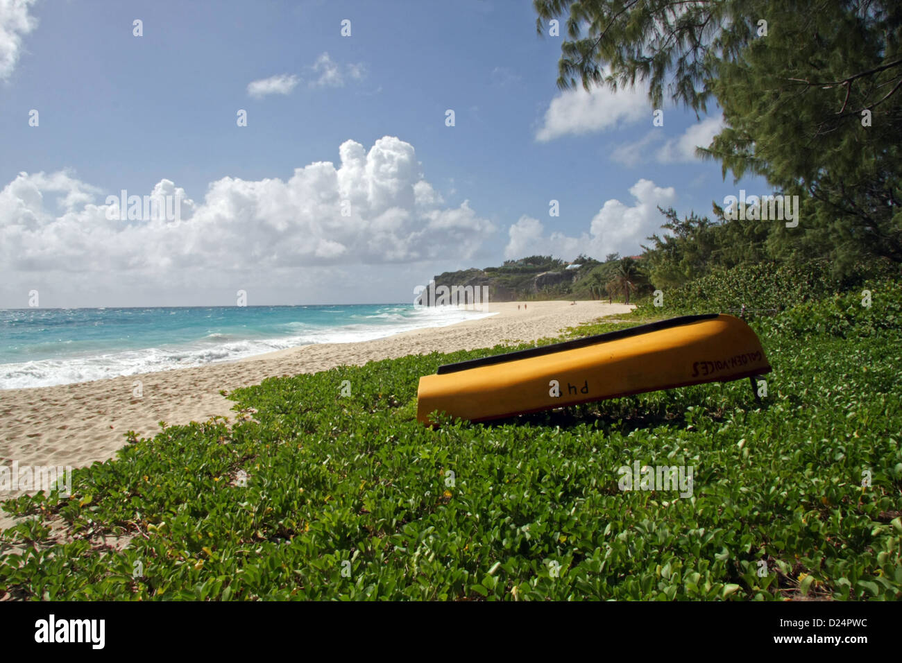 umgedrehten Boot Gelb Foul Bay Beach, Barbados Stockfoto