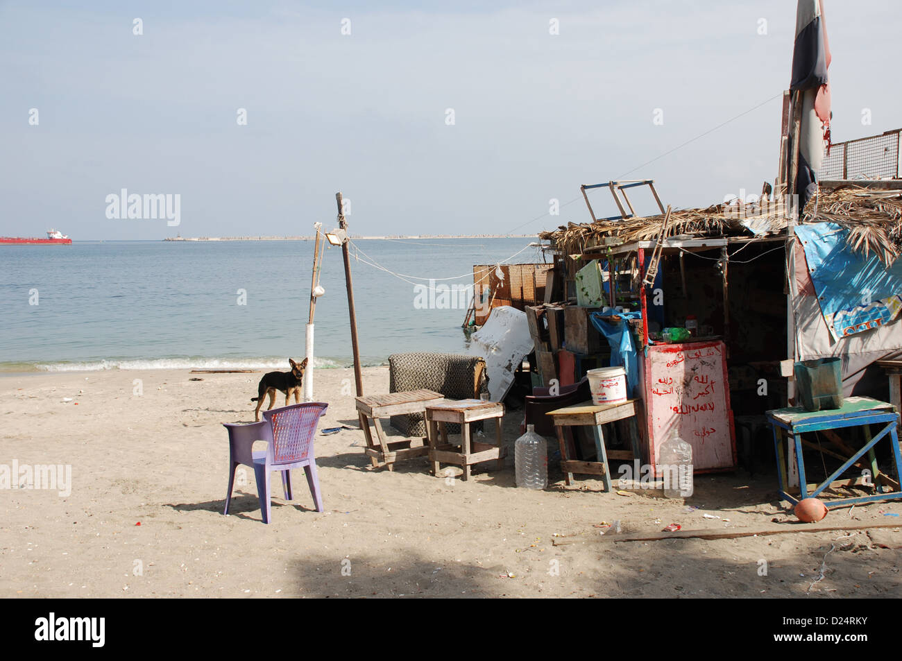 Shanty-Haus am Strand angrenzend an der Corniche in Alexandria Ägypten Stockfoto