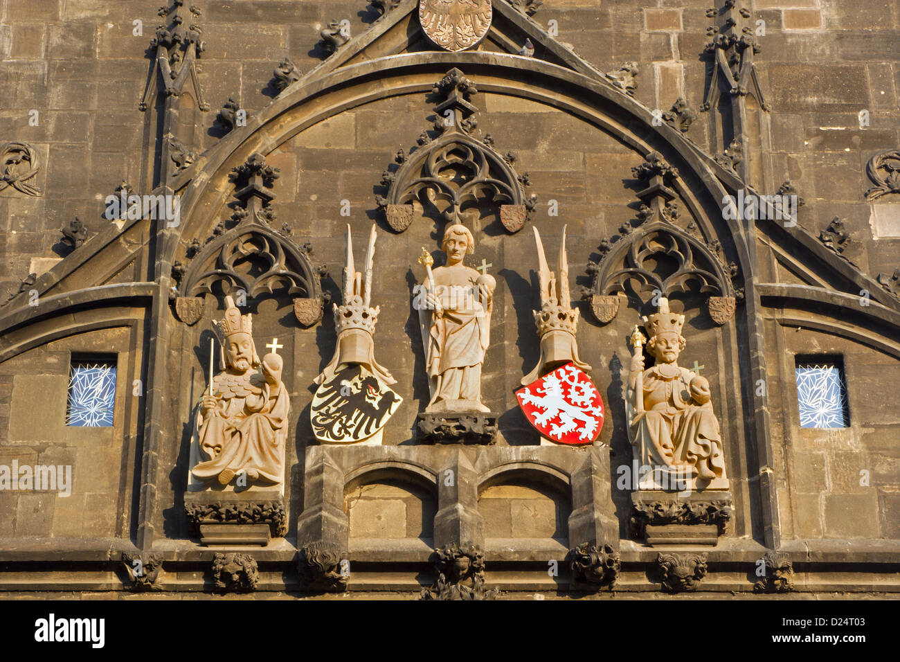 Prag - Detail von der gotische Turm der Karlsbrücke entfernt. Statuen von tschechischen Gönner Stockfoto