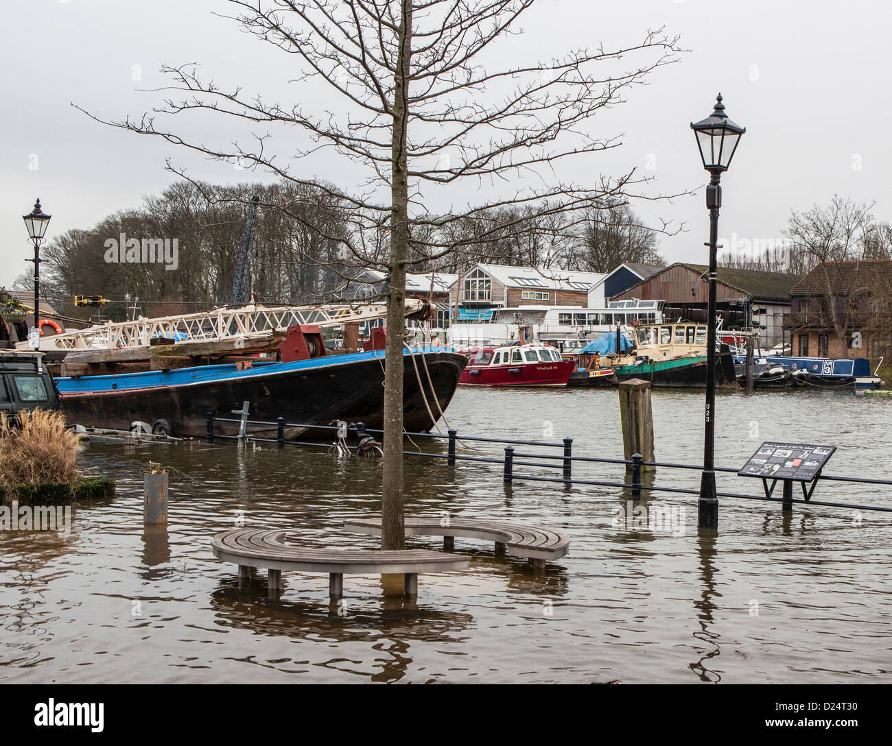 Themse überläuft seinen Ufern bei Flut - Twickenham UK Stockfoto