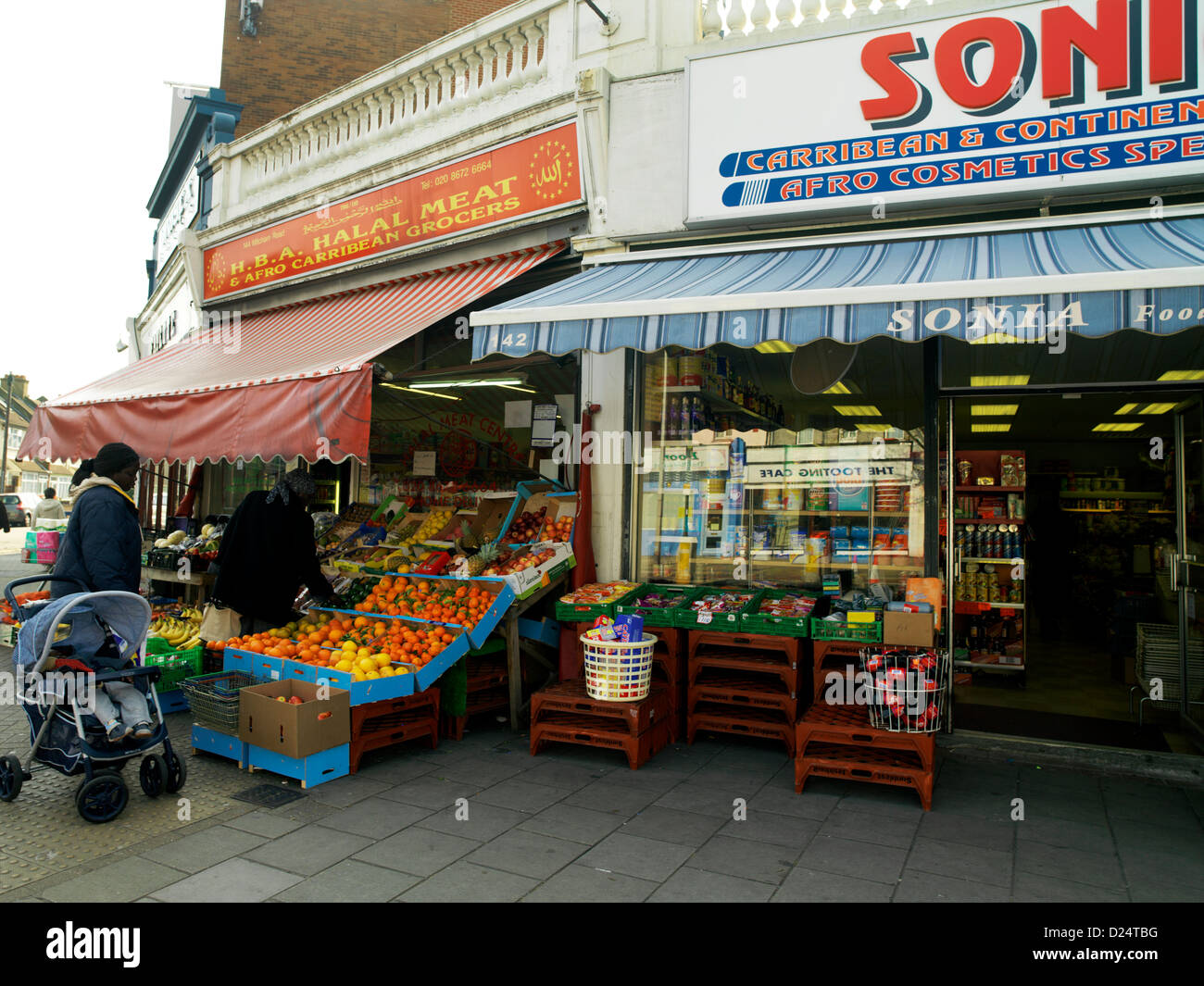 Afro Karibik und Halal-Shop Tooting London England Frauen einkaufen Stockfoto