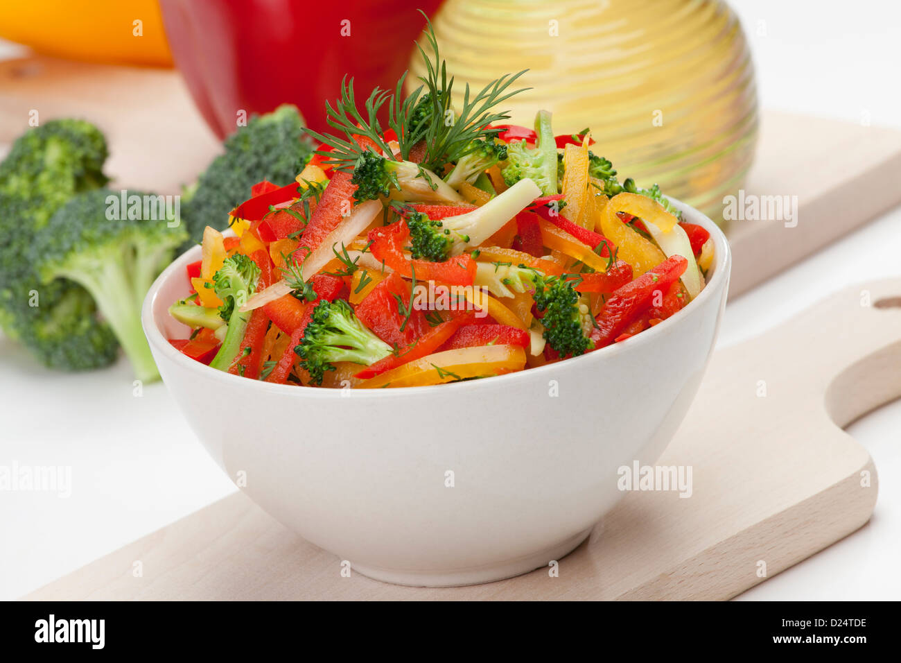 Brokkoli, rote, gelbe und Orange Paprika-Salat mit Fenchel in Schüssel weiß Stockfoto