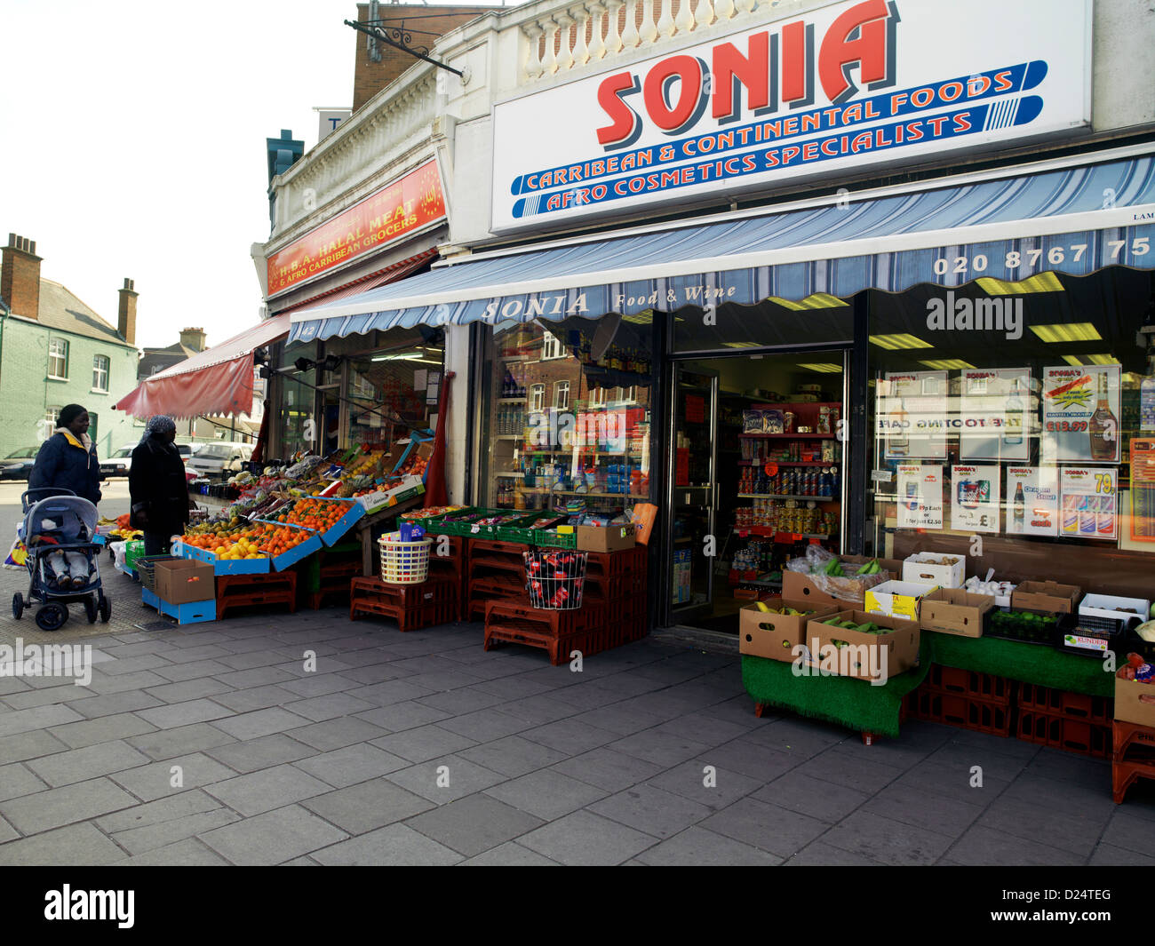 Afro Karibik und Halal-Shop Tooting London England Frauen einkaufen Stockfoto