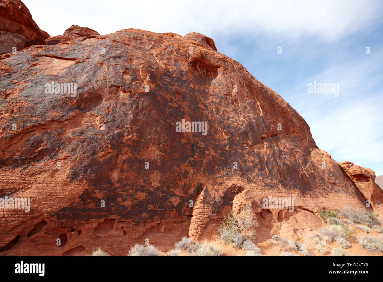 schwarzen Wüstenlack und Petroglyphen auf großen Sandstein Felsen Tal des Feuers Staatspark Nevada, usa Stockfoto