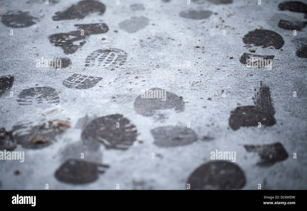 Spuren im nassen Neuschnee auf städtischen Asphaltstraße, Nahaufnahme Foto Stockfoto