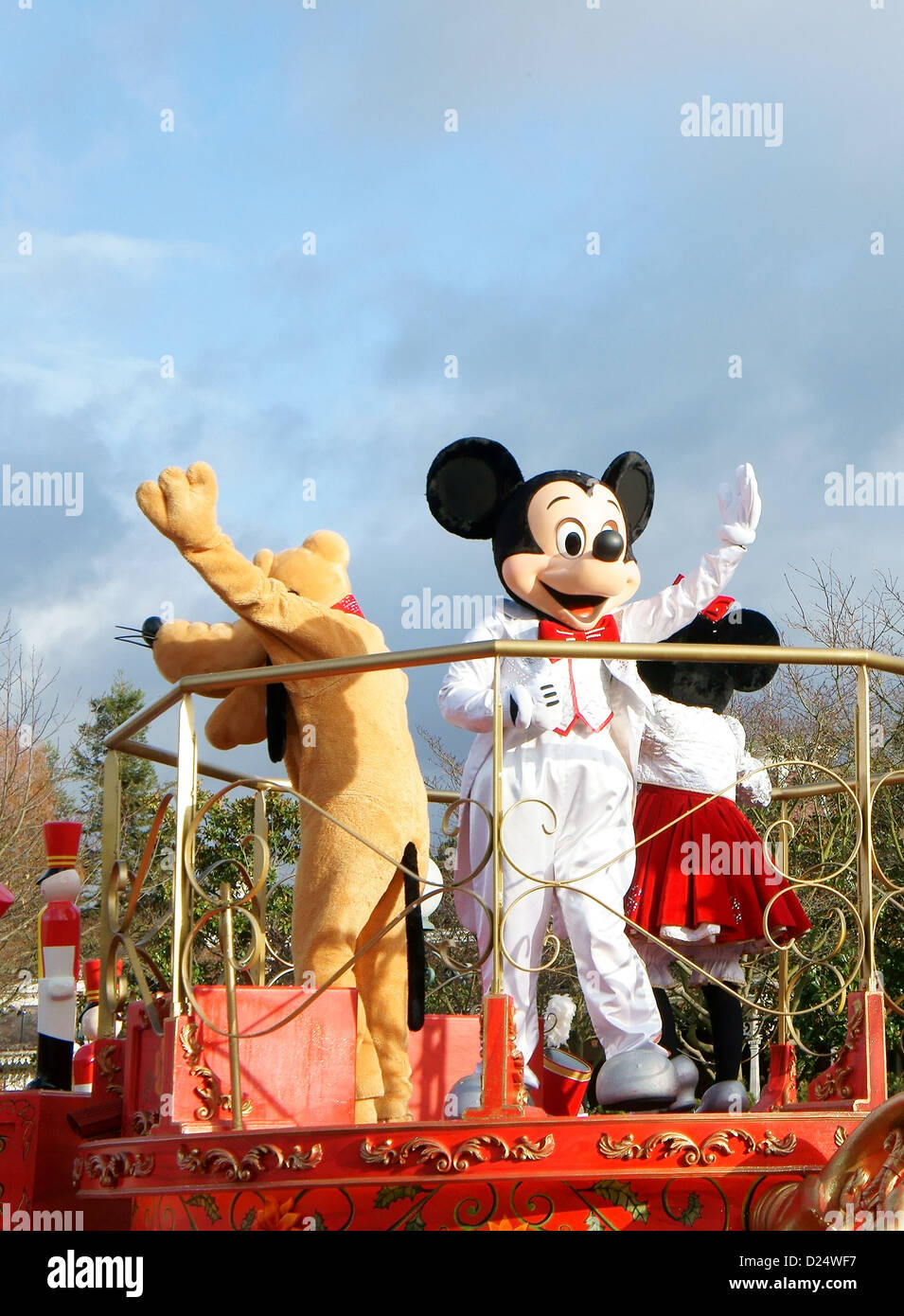 Mickey Mouse und andere Disney-Figuren winken dem Publikum während der Disney-Parade im Disneyland, Paris, Frankreich Stockfoto