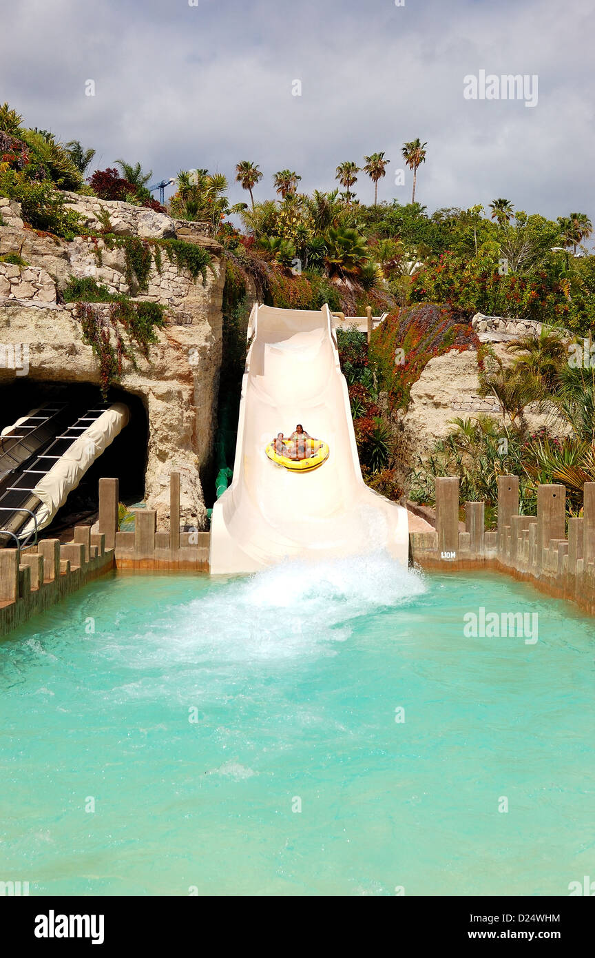 Die Touristen genießen Wasserattraktionen im Siam Wasserpark, Teneriffa, Spanien. Stockfoto