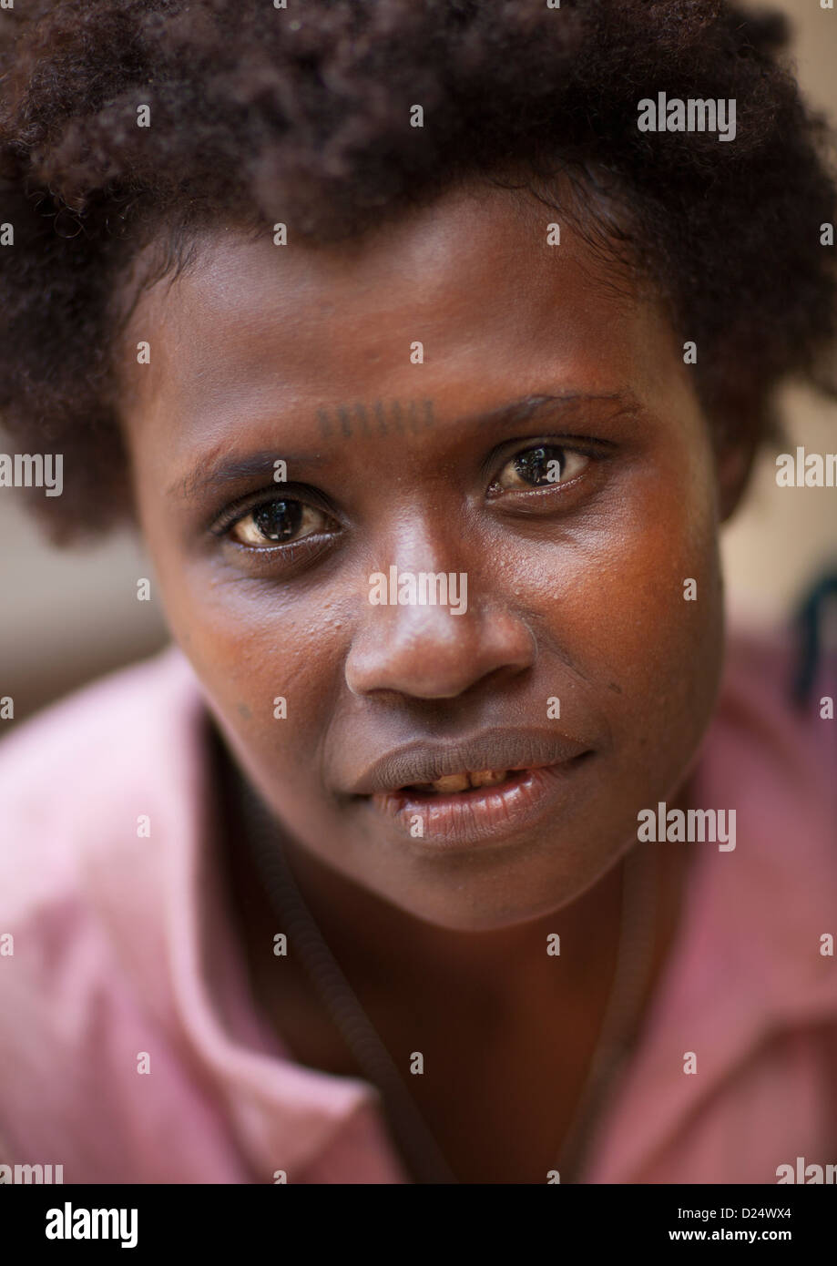 Junge Frau mit Tätowierungen auf dem Gesicht, neue Irland Island, Kapleman, Papua Neu Guinea Stockfoto